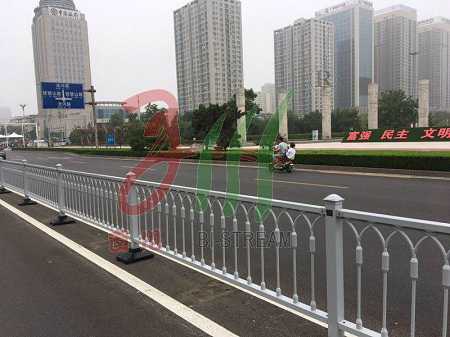 七種常見(jiàn)的隔離護(hù)欄 市政護(hù)欄.jpg