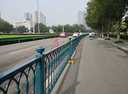 鋅鋼護欄與傳統的鐵藝以及不銹鋼護欄對比，哪種更有優勢