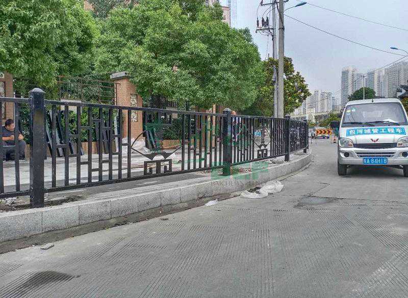 道路護(hù)欄的設(shè)計(jì)應(yīng)考慮哪些因素